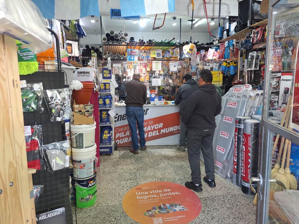 Clientes en el mostrador de La Criolla